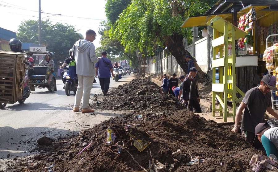Agar Berfungsi Secara Optimal, Dinas PUPRP Kabupaten Banjar Lakukan Kegiatan Normalisasi Drainase